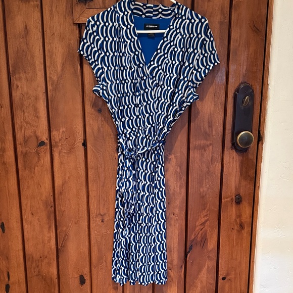 Liz Claiborne Dresses & Skirts - Liz Claiborne Career Navy and White Midi Dress